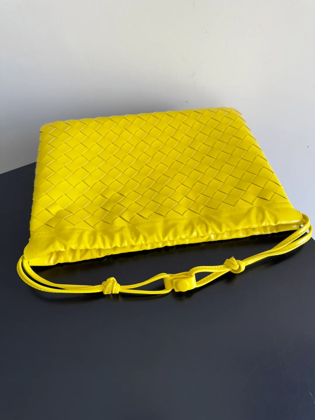 Batch 1560 Armpit bags have become a fashionable item that every girl has in their hands in recent years🛍️. The elegant and simple style has won the love of many people of different ages. However, there is an unavoidable trouble with armpit bags, that is, the capacity is too small, and BOTTEGA VENETA’s new Dustbag Considering people's travel needs, the capacity of garbage bags has been greatly upgraded. Folding umbrellas, water cups, and girls' makeup powder and lipstick can all be accommodated. It is very light and resistant to dirt. Even if you have a lot of things when traveling, it can reduce the burden to a certain extent. The shoulder straps are buckled and can be changed at will. It can be used for hand holding or as the liner of a large bag. After the drawstring is drawn, it looks like a cloud bag. It is very suitable for concave styling when traveling in summer🙋🏻‍♀️ Style number: 796728 Size: 32*23*1cm